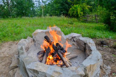 Açık havada barbekü yangın