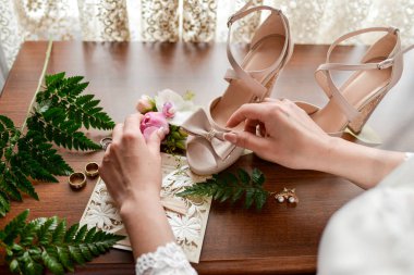  Gelin ayakkabılarına hayran kaldı