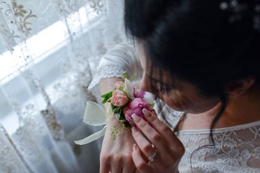 çiçek bilezik ile gelin