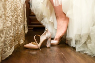  Gelin ayakkabı giyiyor