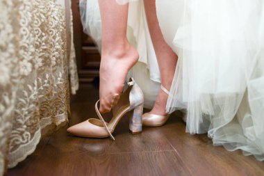  Gelin ayakkabı giyiyor