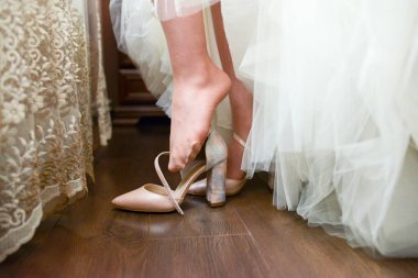  Gelin ayakkabı giyiyor