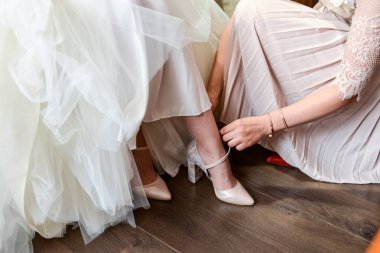  Gelin ayakkabı giyiyor