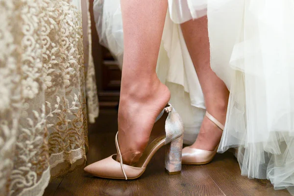 Noiva Está Usando Sapatos — Fotografia de Stock