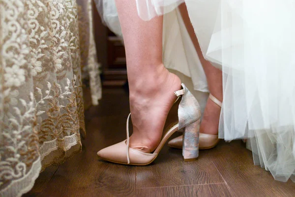 Sposa Indossa Scarpe — Foto Stock