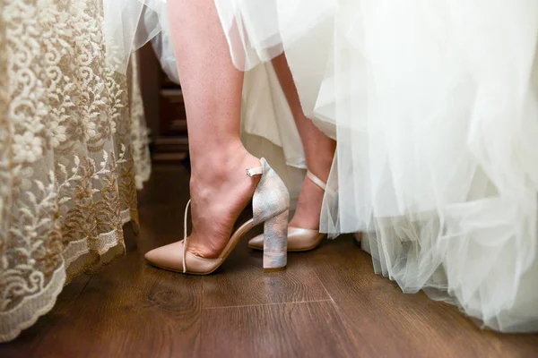 新娘穿着鞋子 — 图库照片