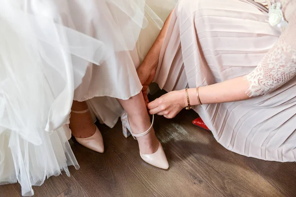 Bride Wearing Shoes — Stock Photo, Image