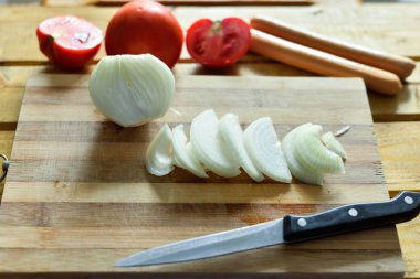 kıyma üzerinde doğranmış soğan ve domates