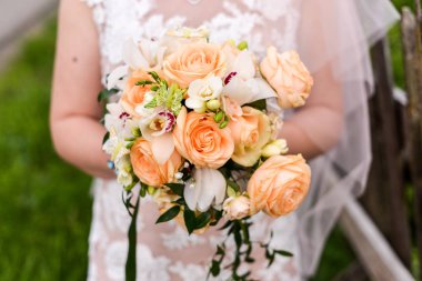 Gelin çiçek buketi ile