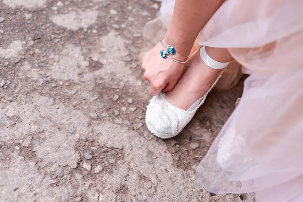 新娘鞋她的鞋子 — 图库照片