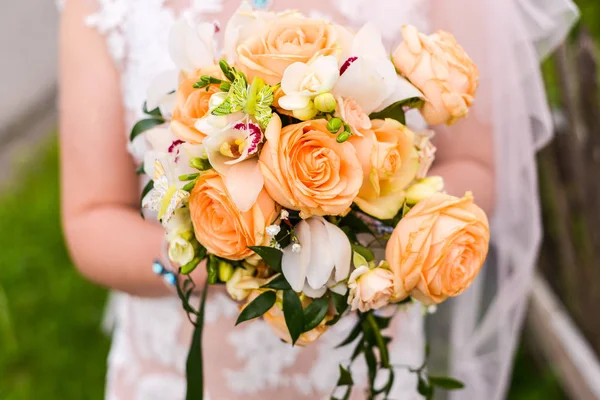 Sposa Con Mazzo Fiori — Foto Stock