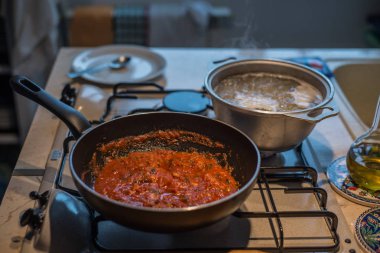 Bir tavada domates sosu