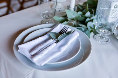 Masaya yerleştirilmiş çatal bıçak takımı.