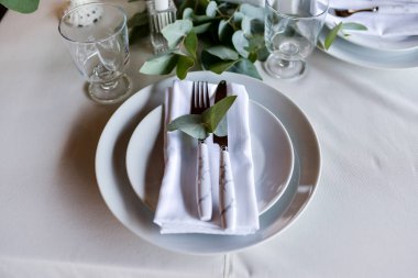 Masaya yerleştirilmiş çatal bıçak takımı.