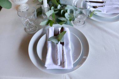 Masaya yerleştirilmiş çatal bıçak takımı.