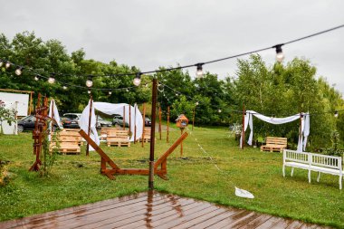  Bahçedeki sandalyeler