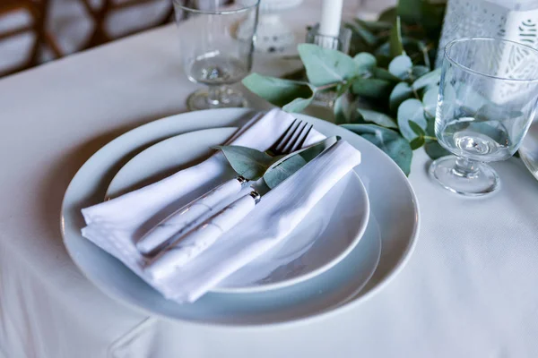 Masaya yerleştirilmiş çatal bıçak takımı.