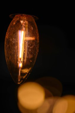  arka planda elektrikli lamba