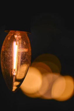 siyah arka plan üzerinde eski yağ lambası