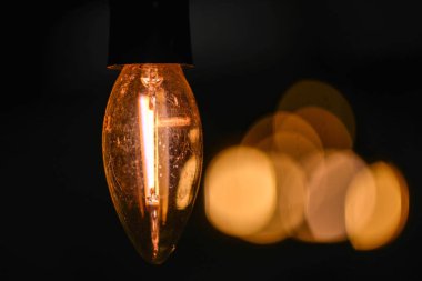 siyah arka plan üzerinde eski yağ lambası