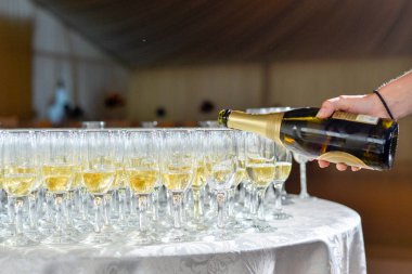  Şampanya gözlük içine döktü