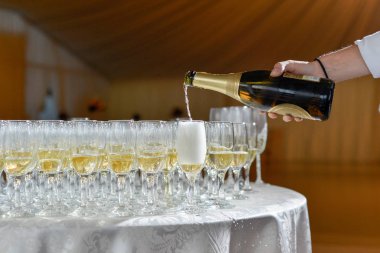  Şampanya gözlük içine döktü