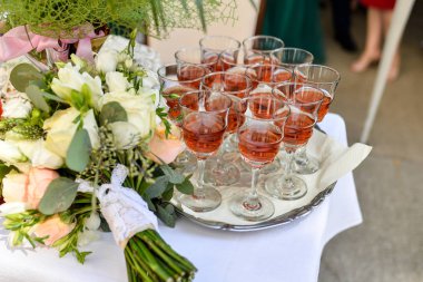  şarap kadehleri masada.