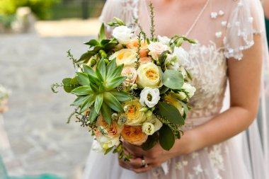 Gelinin elinde düğün buketi