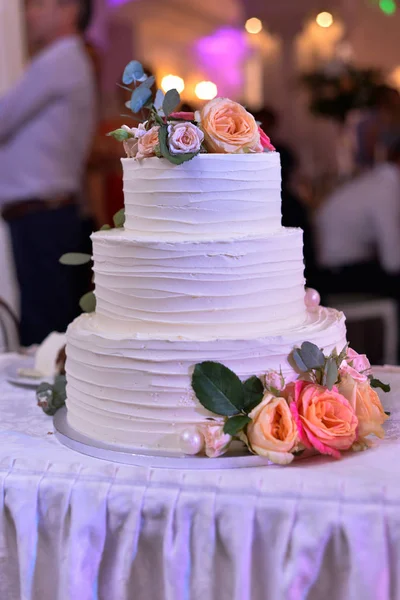 花で飾られたウェディングケーキ — ストック写真