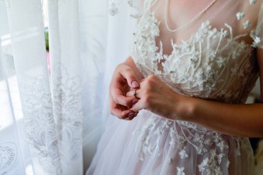 Gelin beyaz gelinlik içinde