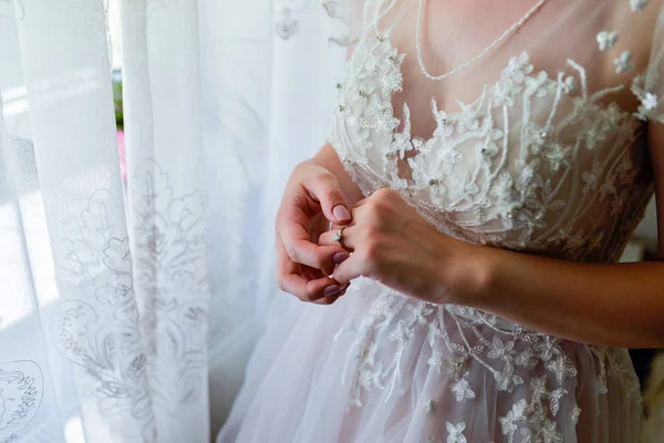 Gelin beyaz gelinlik içinde