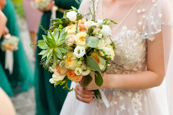  Gelinin elinde düğün buketi