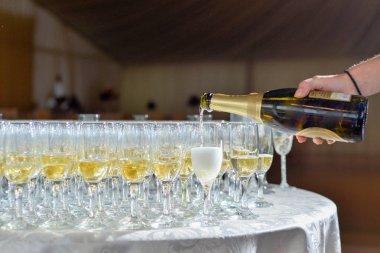 Restoranda bir kadeh şarap.