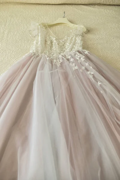 Weißes Brautkleid Auf Dem Hintergrund — Stockfoto