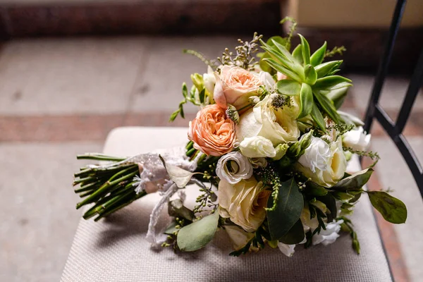 白いバラの結婚式の花束 — ストック写真