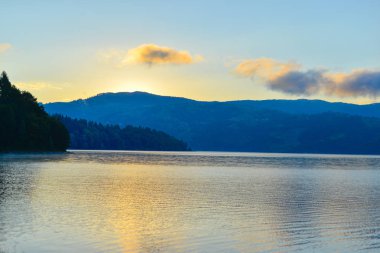 Gölün üzerinde gün batımı