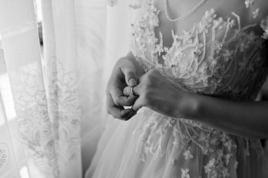  Beyaz elbisesi içinde gelin