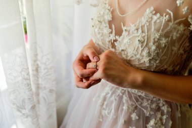 Gelin nişan yüzüğü ile