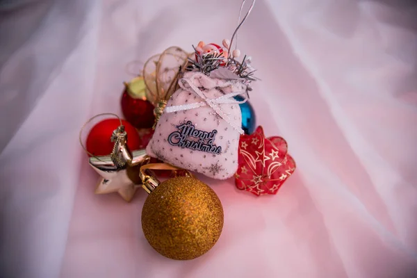 白い背景のクリスマスボールと装飾 — ストック写真