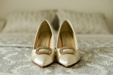 gri arka planda düğün ayakkabıları
