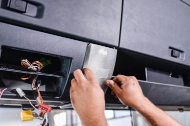  oto tamircisi kamyona parçaları bağlar