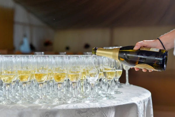  Şampanyayı bardağa dolduruyorum