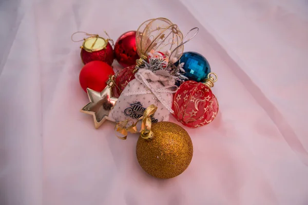 Рождественские Шары Красном Фоне — стоковое фото