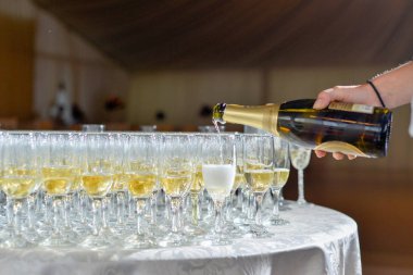 adam bardak şampanya dökün