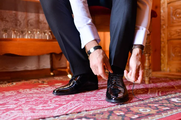 Man Ties Laces Shoes — Stock Photo, Image