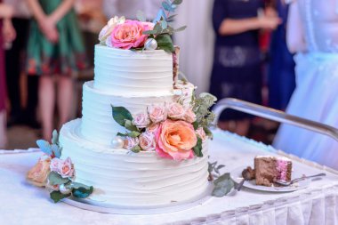  Çiçeklerle süslenmiş düğün pastası