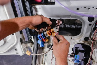  iş yerinde bir elektrikçi eli