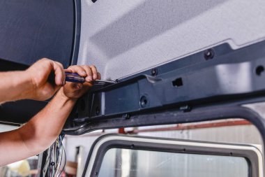  iş yerinde bir elektrikçi eli