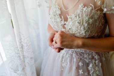 Beyaz elbisesi içinde gelin