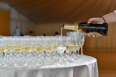 Masada bir kadeh şampanya.